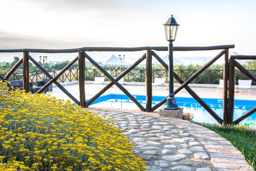 Le Colline Del Gelso-Masseria Mazzei Guest House Rossano Bagian luar foto